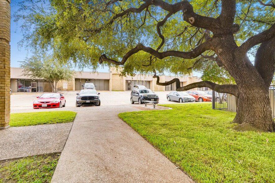 More Photos Of 2016 E Randol Mill Rd, Arlington Warehouse For Lease