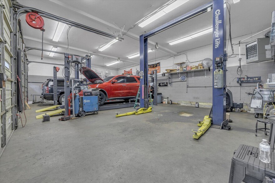 More Photos Of 1474 Peters Creek Rd NW, Roanoke Auto Repair For Sale