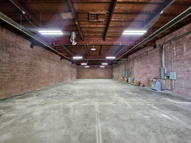 More Photos Of 2819 Southwest Dr, Los Angeles Warehouse For Lease