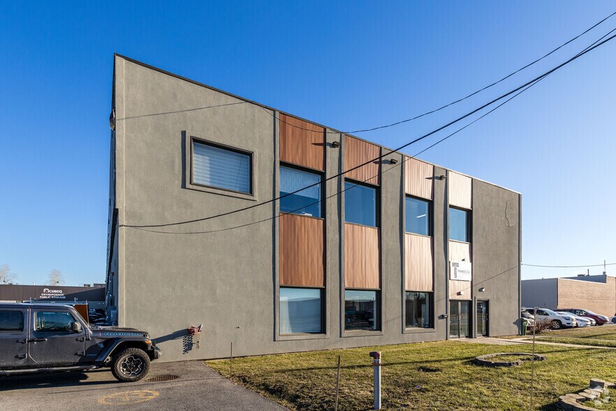 More Photos Of 617 Montée De Liesse, Saint-Lauren Warehouse For Sale