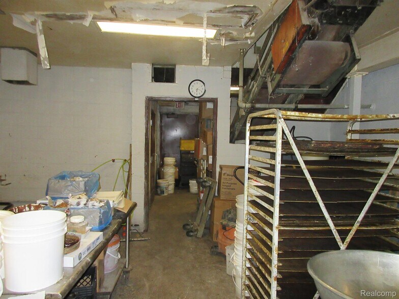 More Photos Of 19200 Kelly Rd, Detroit Restaurant For Sale