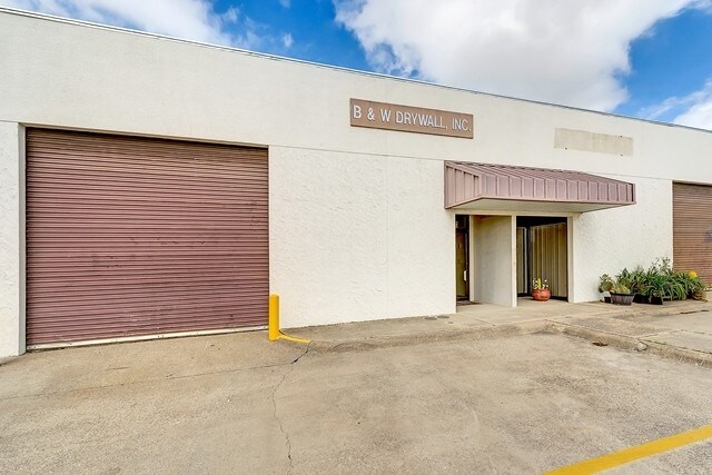 More Photos Of 801-827 Luke St, Irving Light Distribution For Lease