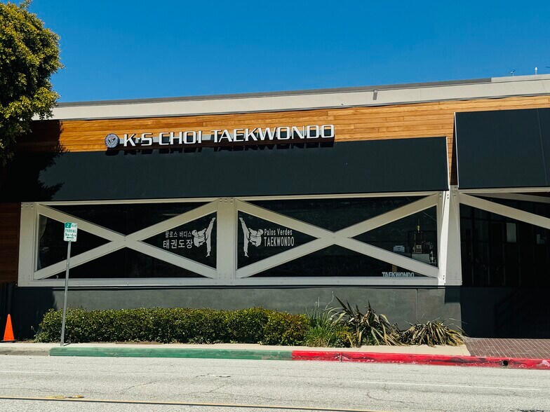 Primary Photo Of 27470 26D Peninsula Center | 27470 Indian Peak Road, Rolling Hills Estates General Retail For Lease