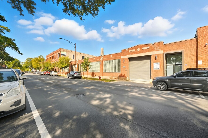 More Photos Of 2130-2140 W Fulton St, Chicago Flex For Lease