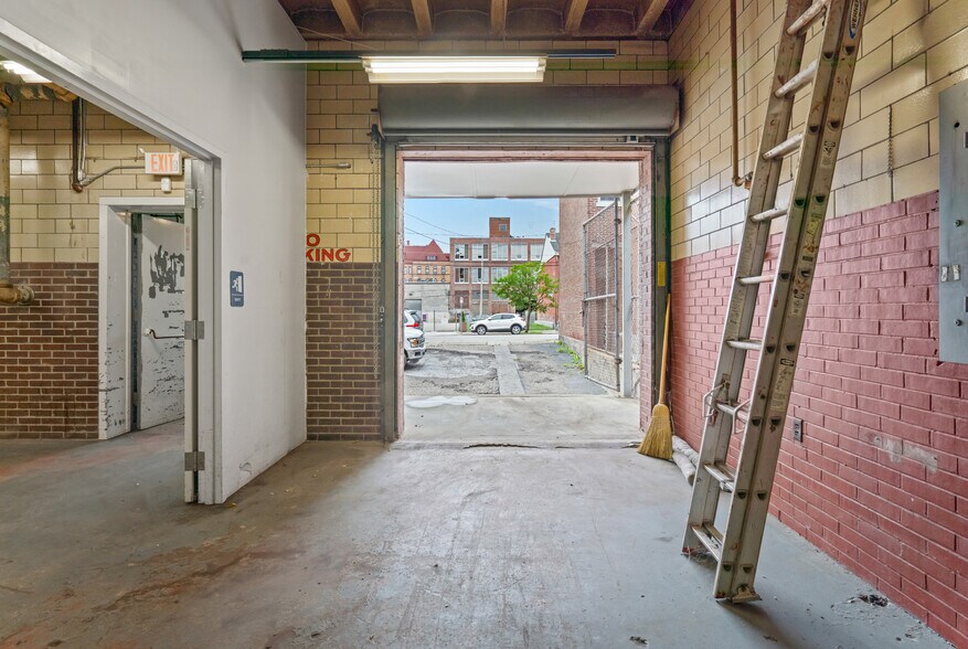 More Photos Of 1825 Boulevard of the Allies, Pittsburgh Showroom For Lease