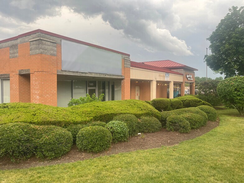 More Photos Of 181-185 N Barrington Rd, Schaumburg Storefront For Lease