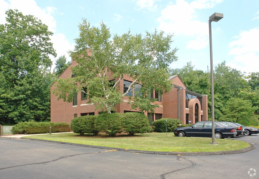 More Photos Of 30 Stanford Dr, Farmington Unknown For Lease