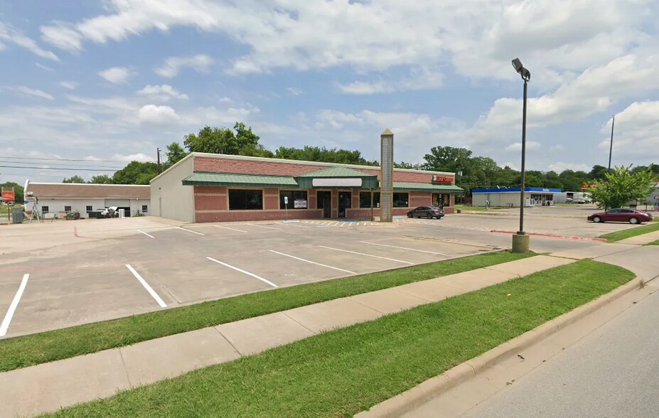 More Photos Of 1431 W Morton St, Denison Freestanding For Lease