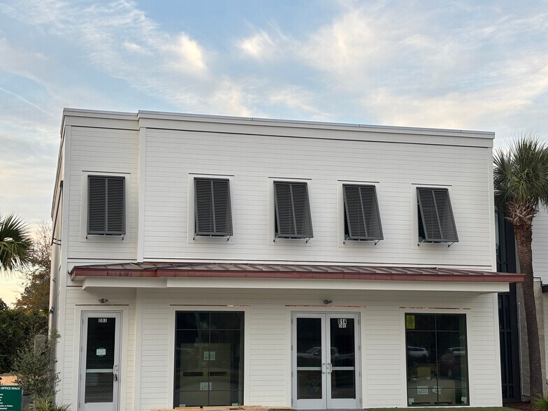 More Photos Of 814 Johnnie Dodds Blvd, Mount Pleasant Medical For Lease