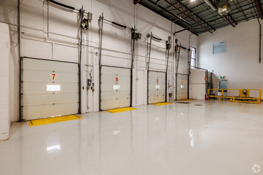 More Photos Of 1660-1700 Boul Hymus, Dorval Warehouse For Lease