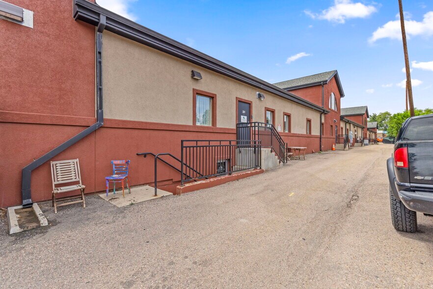 More Photos Of 2130 Mountain View Ave, Longmont Medical For Lease