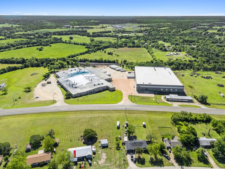 More Photos Of 1002 N Ellis St, Groesbeck Manufacturing For Sale