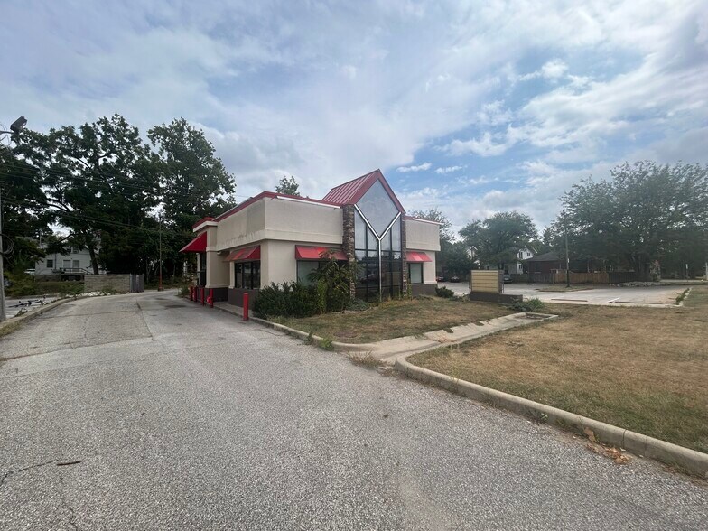 More Photos Of 535 S Walnut St, Bloomington Fast Food For Lease