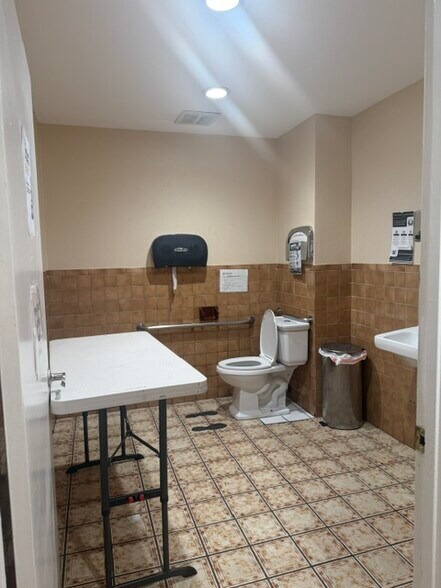 More Photos Of 5723 Whittier Blvd, Los Angeles Office For Sale