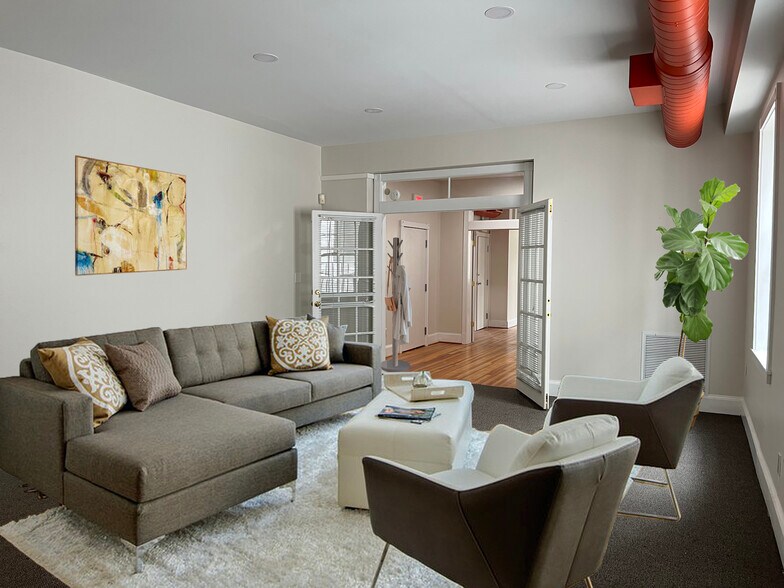 More Photos Of 7 E Franklin St, Baltimore Storefront Retail Office For Lease