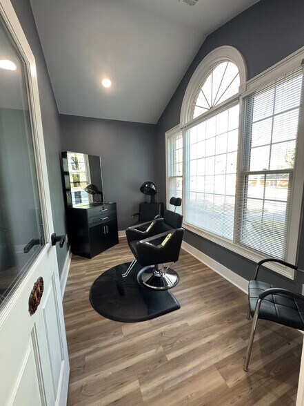 More Photos Of 301-304 Macy Dr, Roswell Medical For Lease