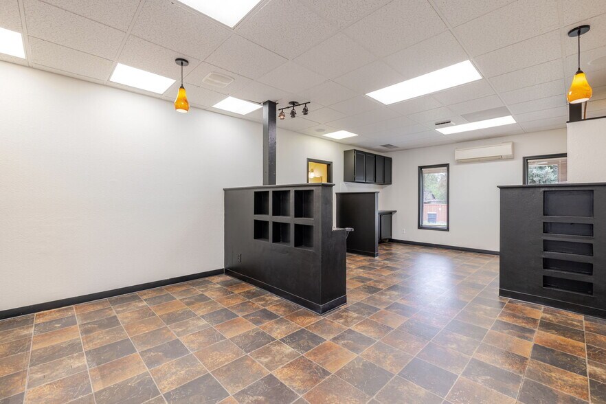 More Photos Of 220 W Cascade Ave, Sisters Storefront Retail Office For Lease