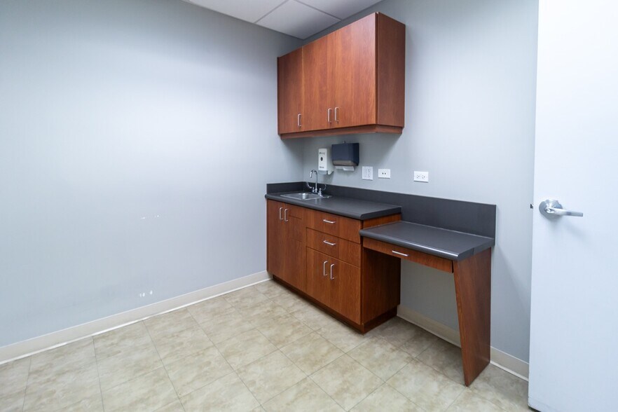 More Photos Of 2400 N Ashland Ave, Chicago Medical For Lease