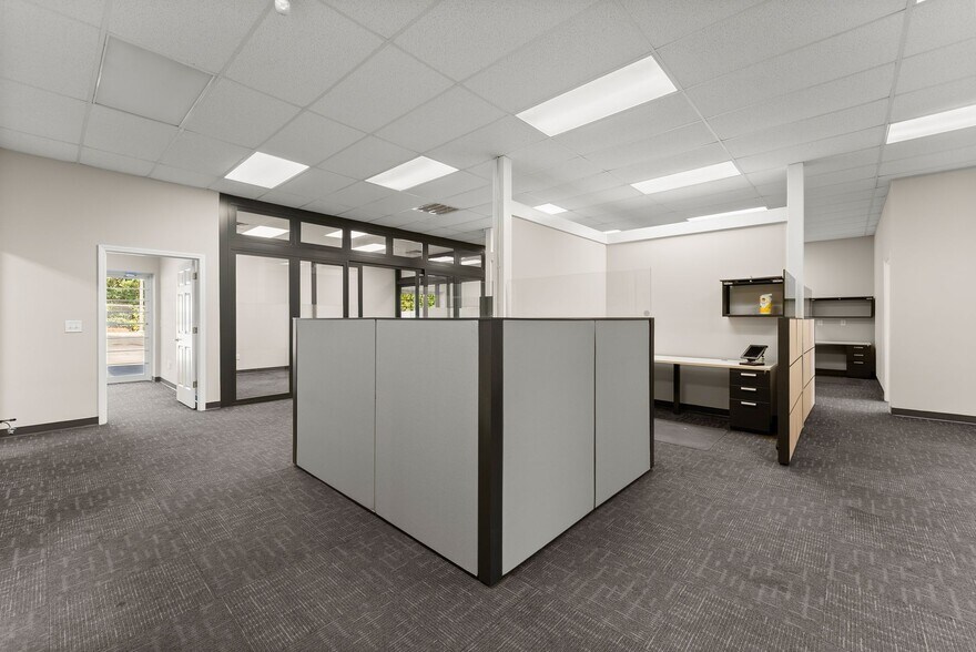 More Photos Of 3917 Old Flowery Branch Rd, Oakwood Flex For Lease