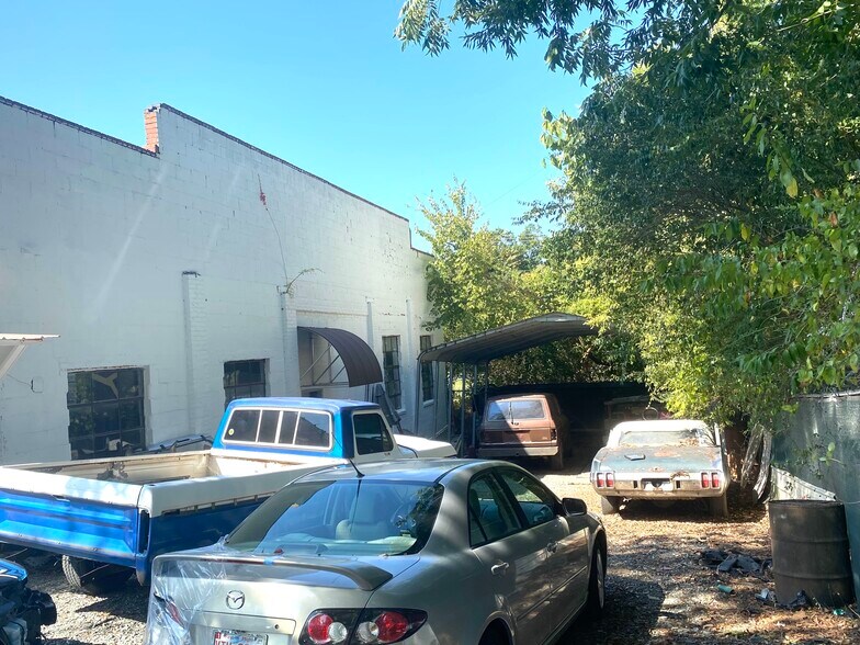 More Photos Of 127 Thompson St, Pittsboro Auto Repair For Lease