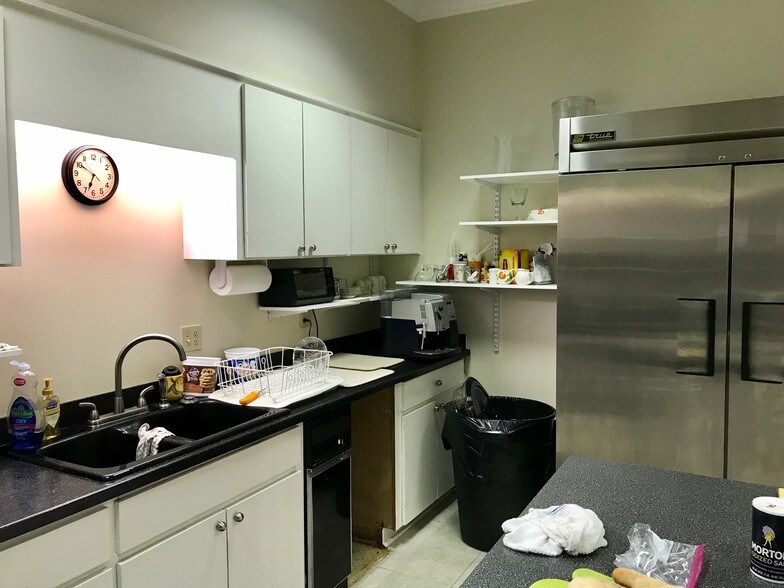 More Photos Of 208 Jacobs Pl, High Point Showroom For Lease