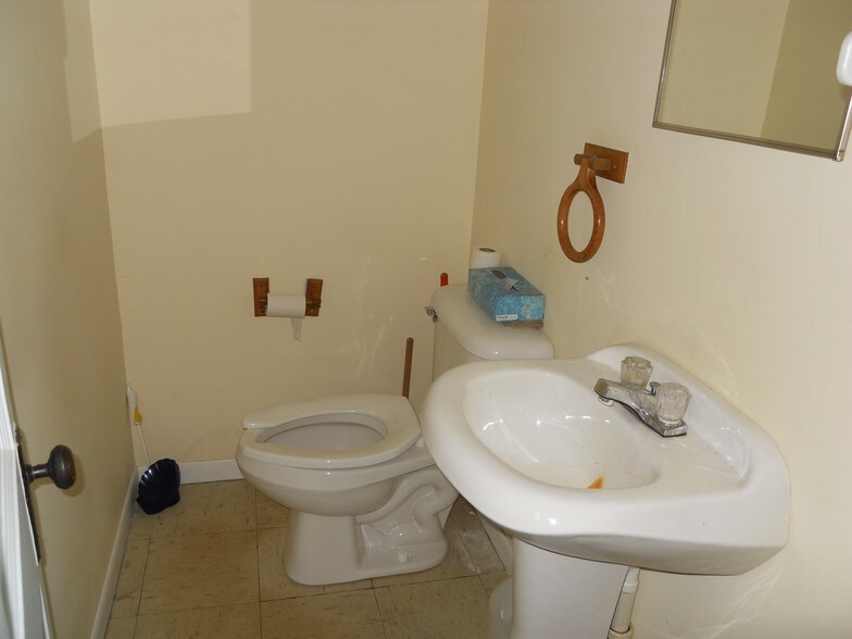 More Photos Of 115 S Main St, Vassar Office Residential For Lease