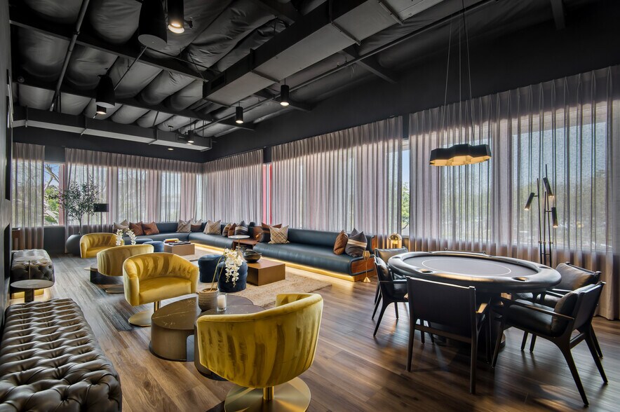 More Photos Of 3080 Airway Ave, Costa Mesa Showroom For Sale