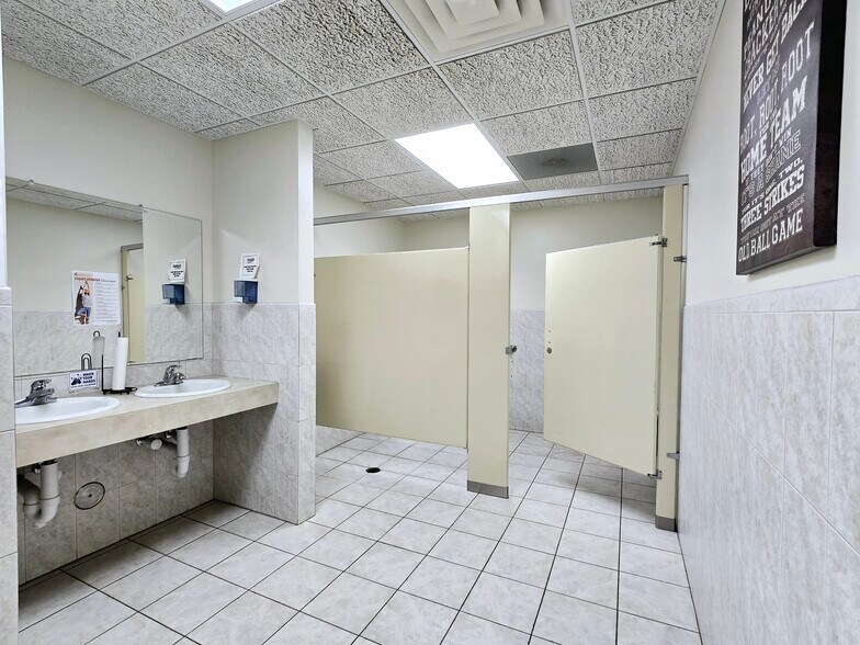 More Photos Of 5833 Pecan St, North Branch Office For Sale