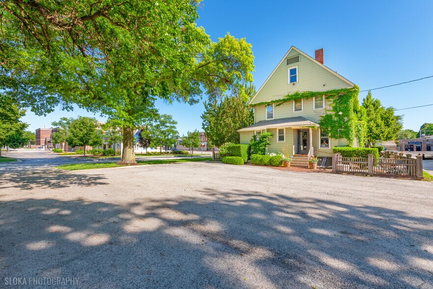 More Photos Of 428 W State St, Geneva Freestanding For Sale