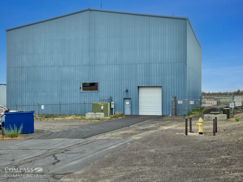 More Photos Of 665 Salmon Ave, Redmond Airplane Hangar For Sale