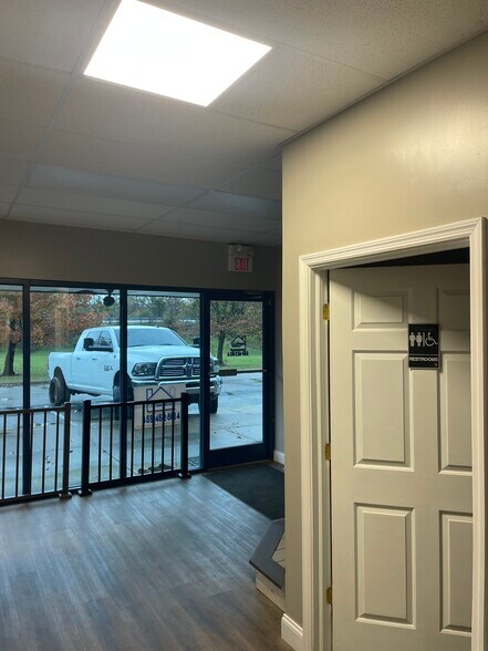 More Photos Of 9250 Brookfield Ct, Florence Light Distribution For Lease