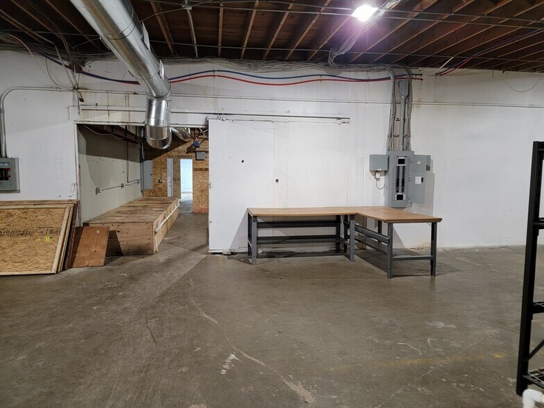 More Photos Of 3060 River Rd N, Salem Warehouse For Lease