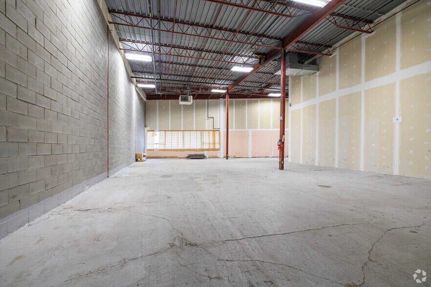 More Photos Of 509-549 Av Lépine, Dorval Warehouse For Lease