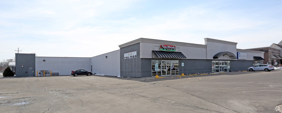 More Photos Of 828-878 Fox Point Plz, Neenah Unknown For Lease