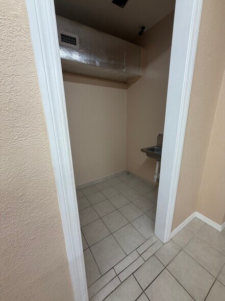 More Photos Of 9139 Park Blvd, Seminole Unknown For Lease