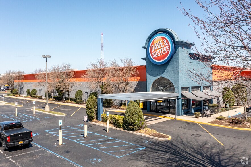 Primary Photo Of 1750 Veterans Memorial Hwy, Islandia Freestanding For Lease