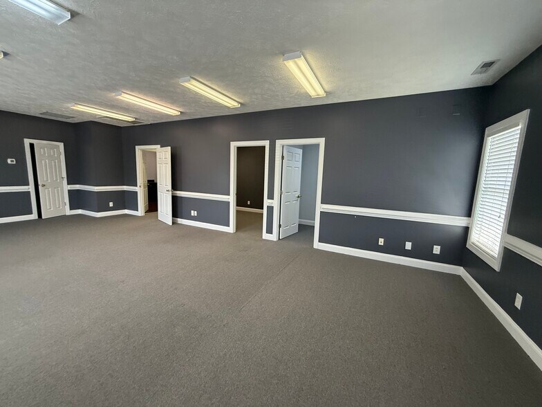 More Photos Of 2936 Breezewood Ave, Fayetteville Office For Lease
