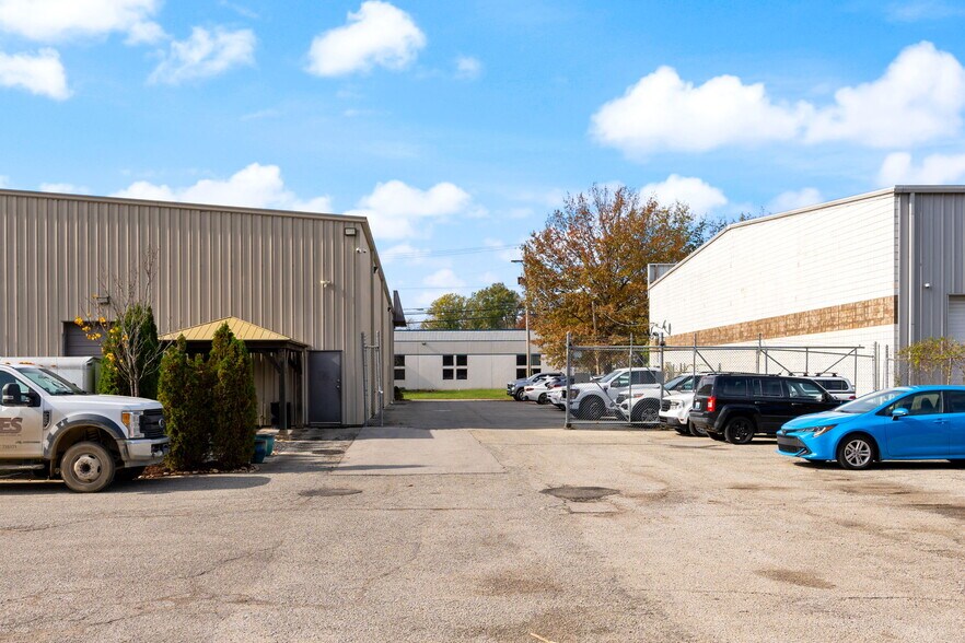 More Photos Of 3312 Gilmore Industrial Blvd, Louisville Warehouse For Lease