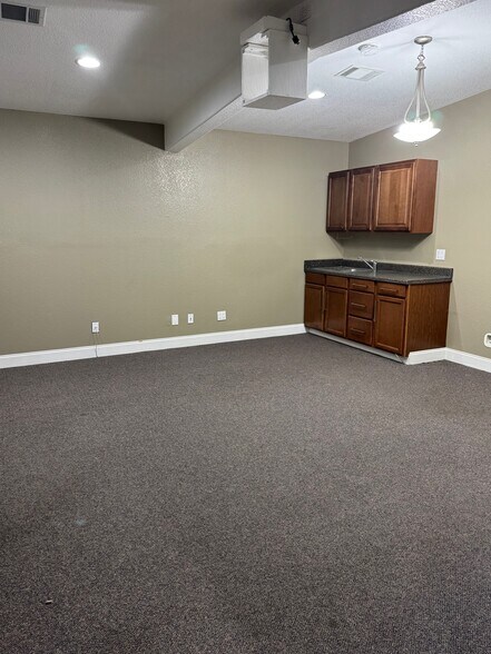 More Photos Of 100 S Canyonwood Dr, Dripping Springs Unknown For Lease