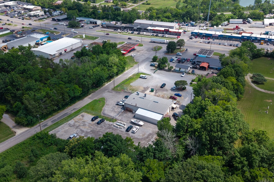 More Photos Of 103-107 Mallard Dr, Hendersonville Warehouse For Sale