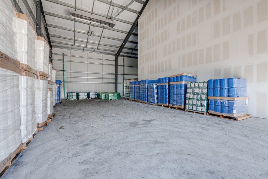 More Photos Of 286 W Montauk Hwy, Hampton Bays Warehouse For Lease