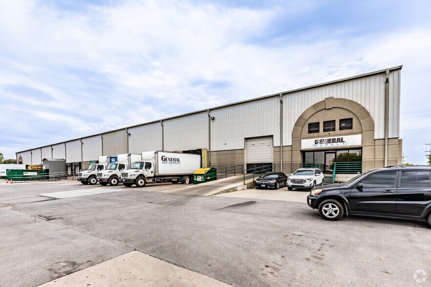 More Photos Of 501-535 NW Parkway, Riverside Warehouse For Lease