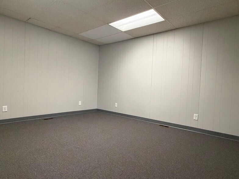 More Photos Of 237 James St, Gallatin Warehouse For Lease