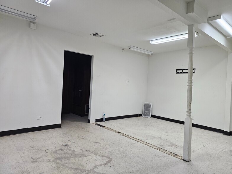 More Photos Of 129-137 Bandera Rd, San Antonio Storefront For Lease