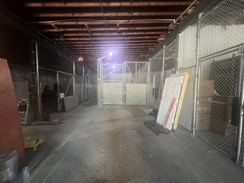 More Photos Of 617 Walnut St, Jeffersonville Flex For Lease