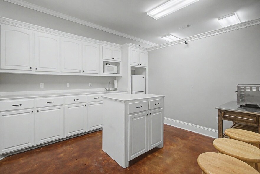 More Photos Of 3506 Washington Ave, Gulfport Office For Lease
