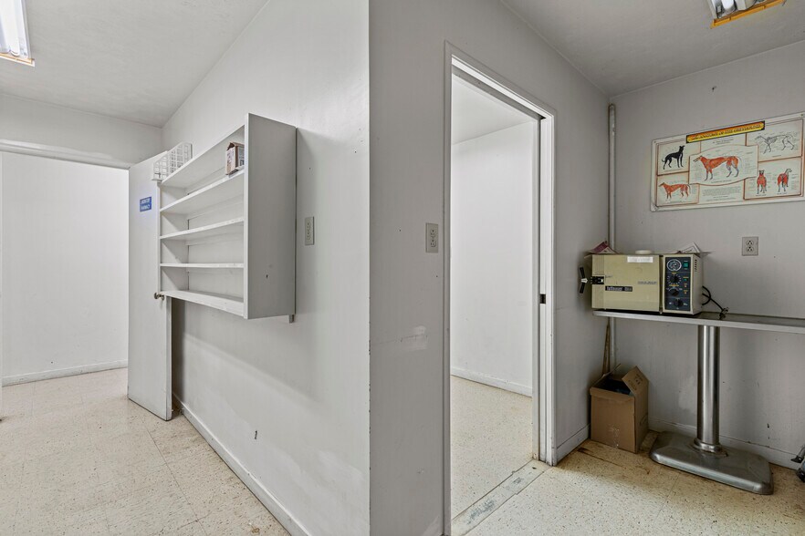 More Photos Of 245 N 7th St, Williams Light Distribution For Sale