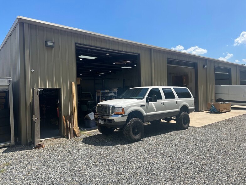 More Photos Of 215 Buford Dam Rd, Cumming Warehouse For Lease