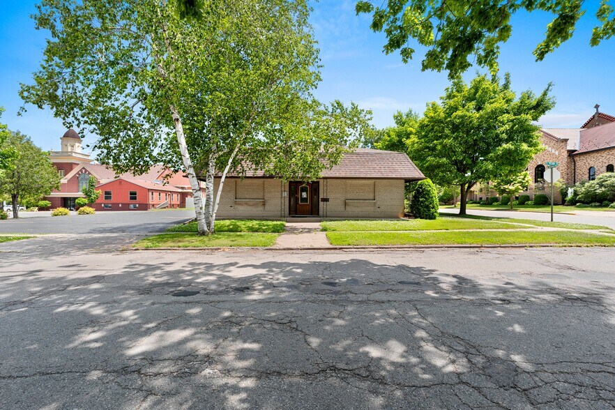 More Photos Of 712 S Pearl St, New London Office For Sale