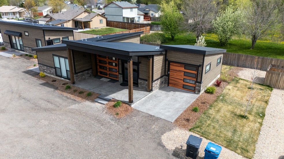 More Photos Of 384-388 W London St, Middleton Specialty For Sale